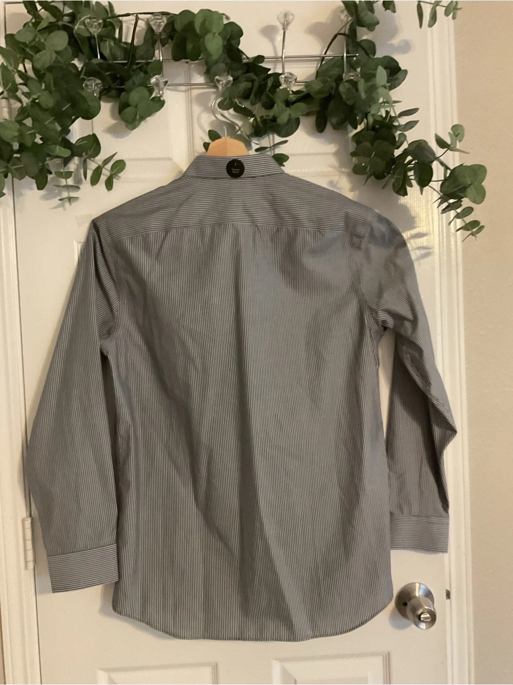 BANANA REPÚBLIC.  Men's Grey Pinstripe Long-Sleeve Shirt - Classic Button-Down